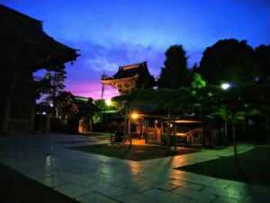 夕暮れの境内